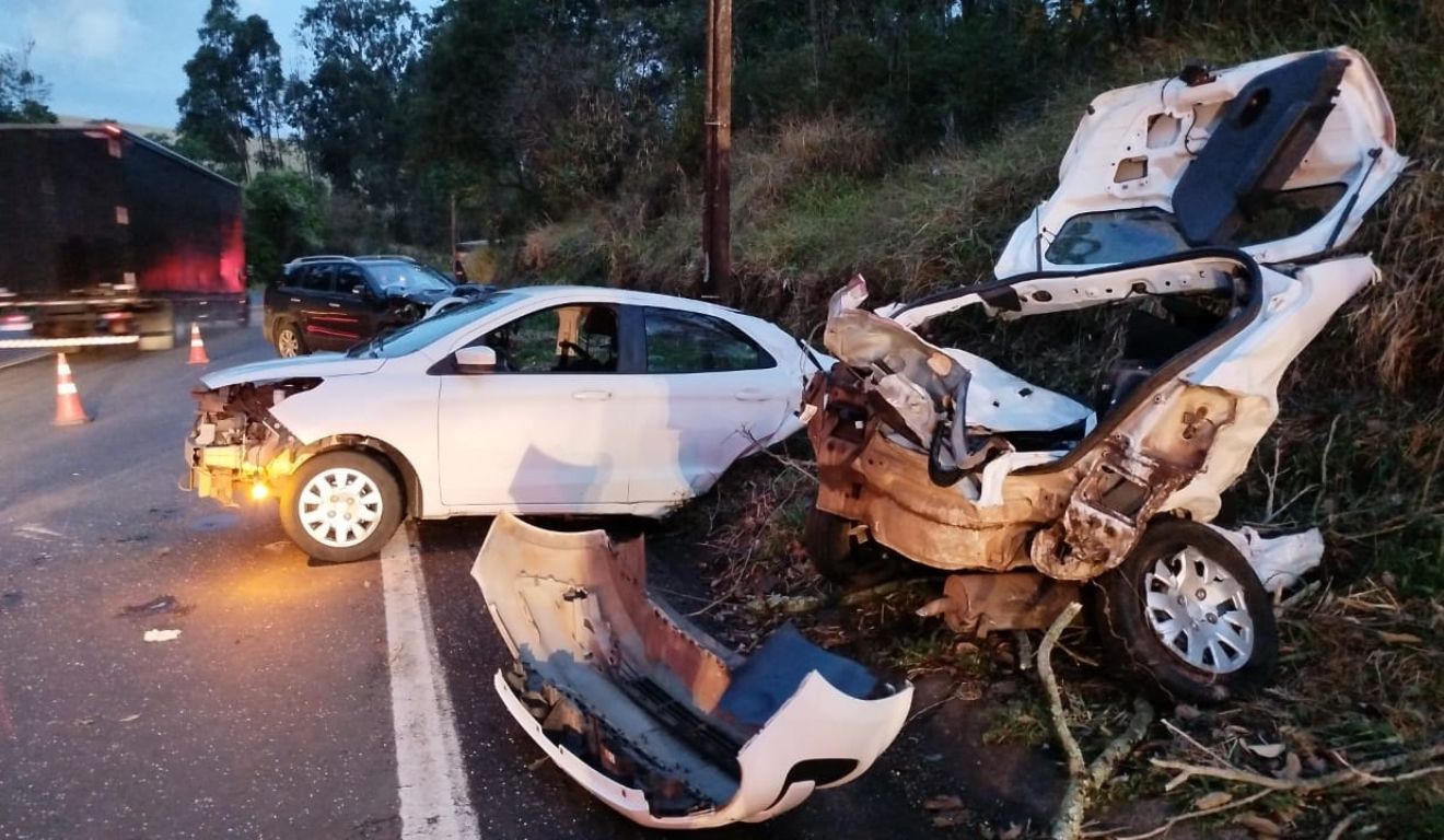 carro parte ao meio em acidente e passageira morre na hora