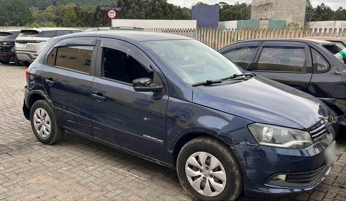 Veículo gol do policial baleado em posto de combustível