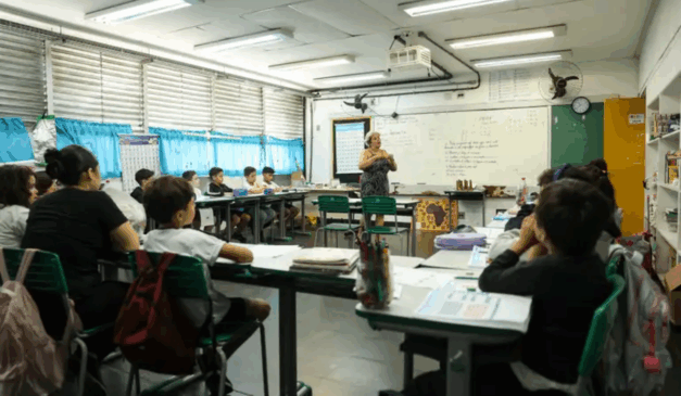 Imagem ilustrativa de uma professora dentro de sala de área.