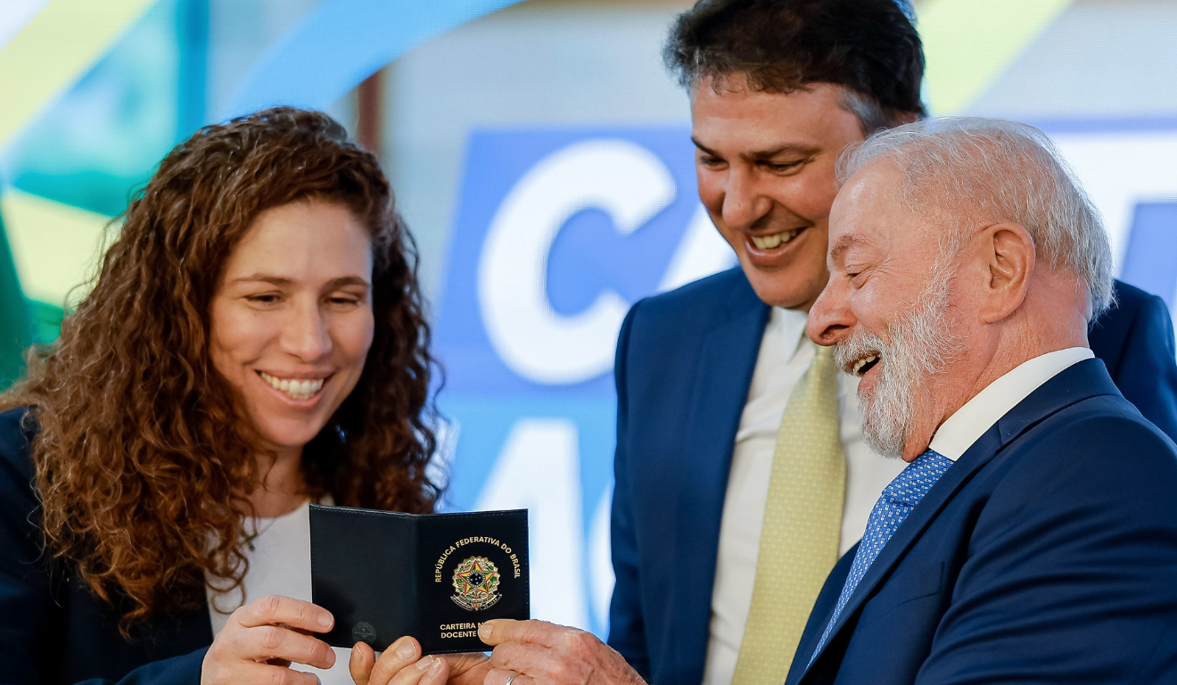 Imagem de Lula ao lado de um homem e uma mulher, mostrando a CNDB.