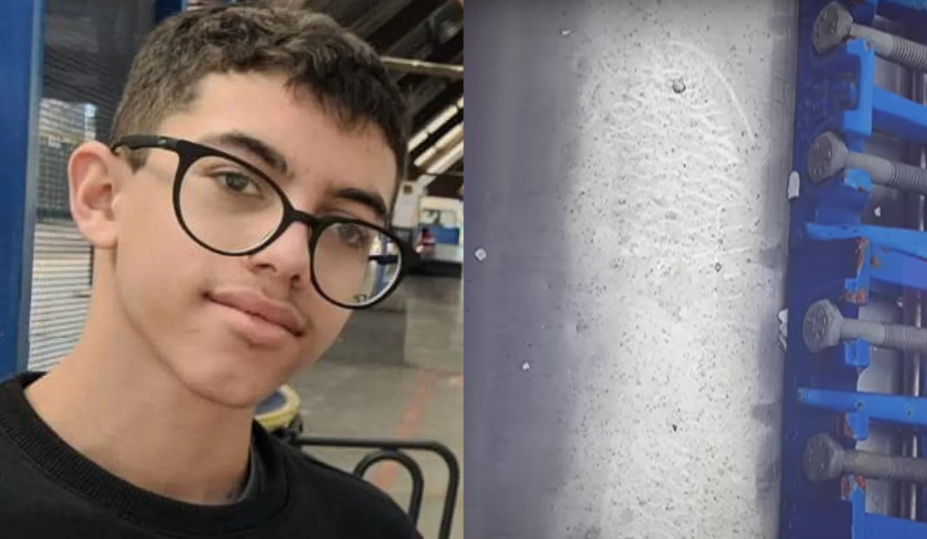 A polícia encontrou novas pistas do Caso Erick. Na imagem, vemos o adolescente usando uma camiseta preta e um óculos preto. Ele é branco de cabelo preto e está olhando para a câmera.