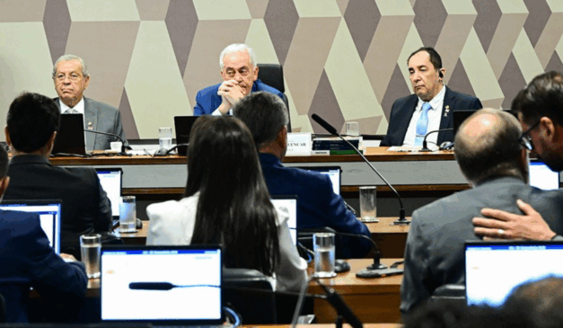 votação da pec da blindagem na ccj do senado federal, com o presidente da comissão, otto alencar, no meio