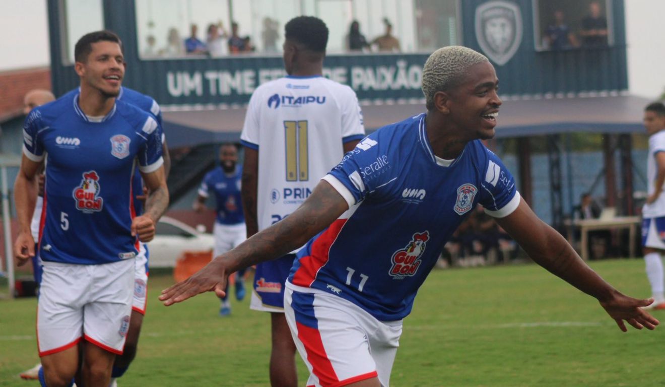 Barcellos comemora o seu gol na goleada do Cianorte sobre o Nacional. (Foto: Guiherme Parro/ Cianorte)