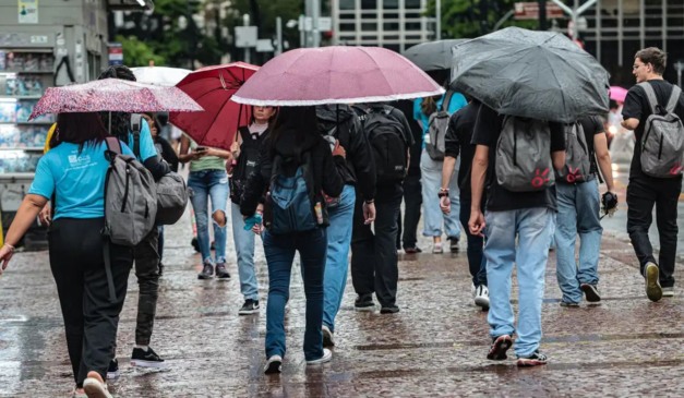 pessoas andando na chuva para ilustrar a chegada do ciclone extratropical no Rio Grande do Sul