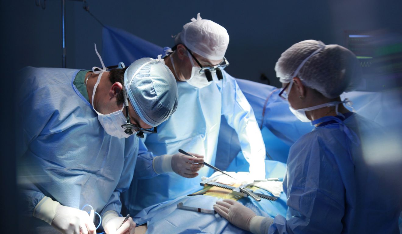 médicos em sala de cirurgia