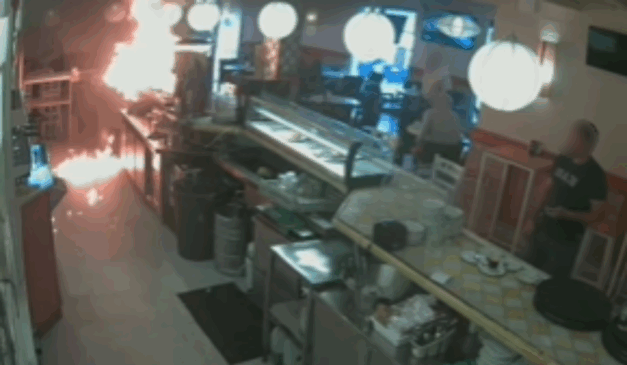 Imagem do restaurante pegando fogo.