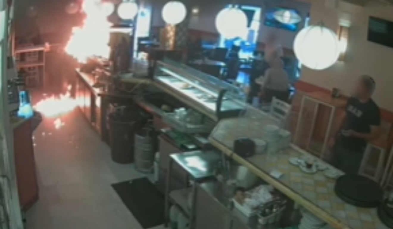 Imagem do restaurante pegando fogo.