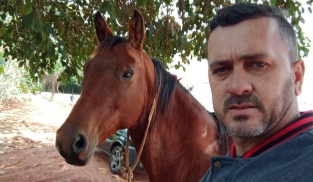 Rafael Juliano Marascalchi, cobrador morto em Icaraíma, ao lado de um cavalo