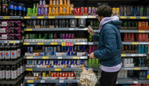 jovem comprando energético