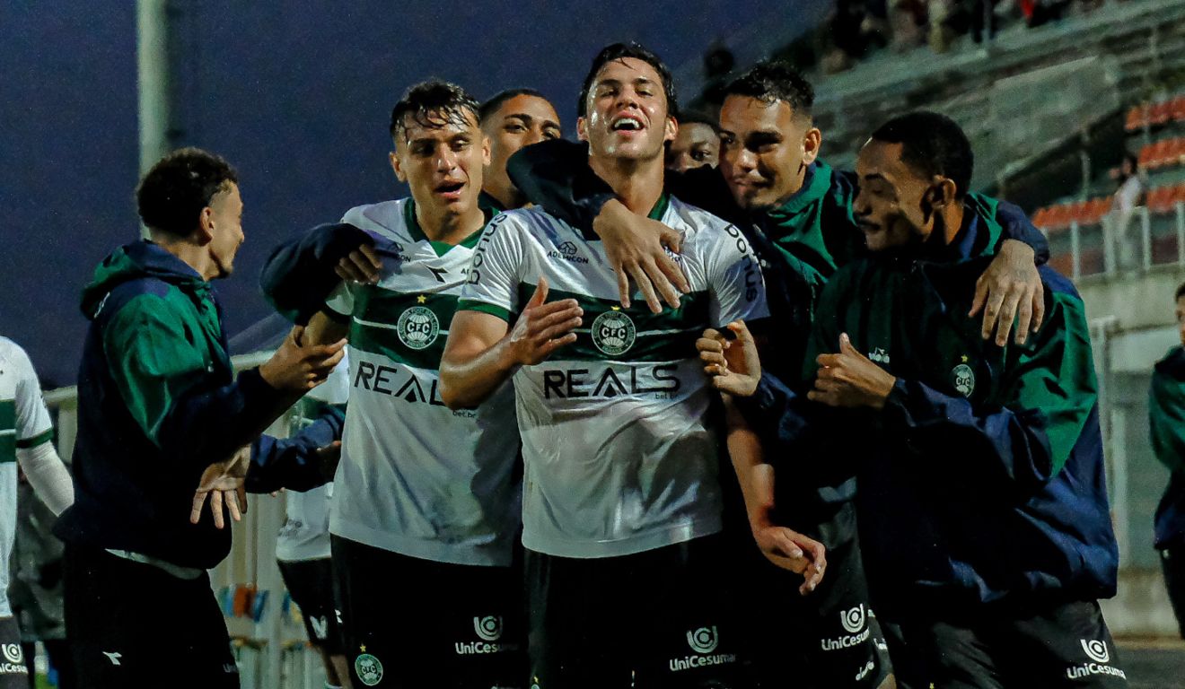 Jogadores do Coritiba comemoram um dos gols contra o Rio Branco.