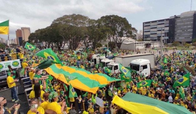 manifestação em Curitiba