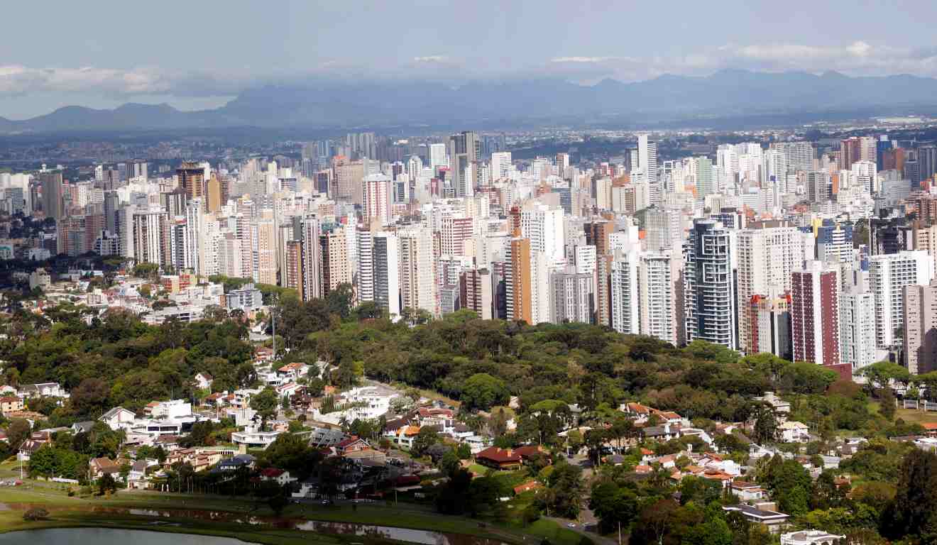Vista área de Curitiba, que recebeu prêmio de cidade com melhor saneamento do país