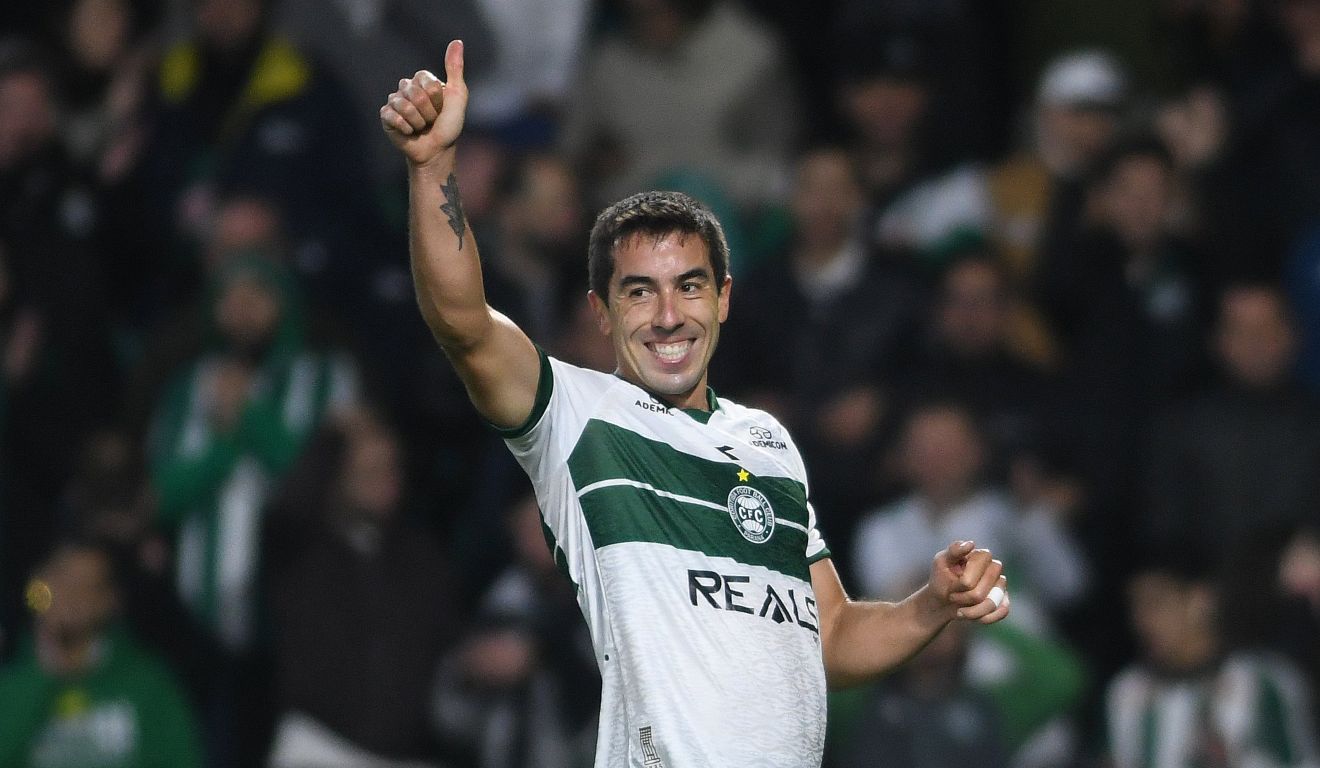 Carlos de Pena foi o destaque na goleada do Coritiba no Couto Pereira.