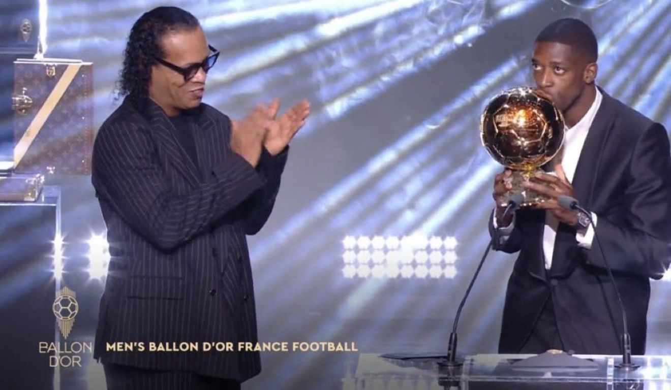 Dembelé recebeu a Bola de Ouro de 2025 de Ronaldinho Gaúcho.