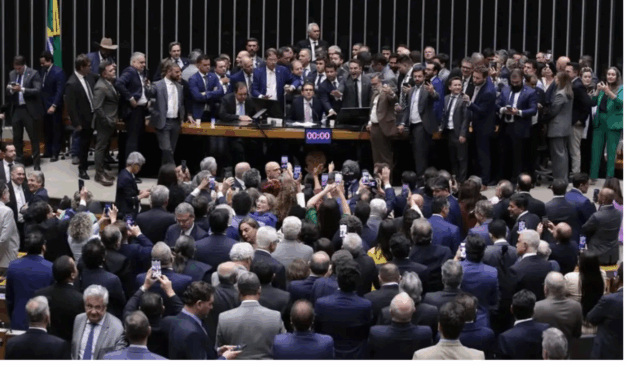 Alguns deputados, incluindo do PL, podem ser suspensos por manifestação realizada em agosto. Na imagem, vemos os parlamentares ocupando o plenário da Casa.