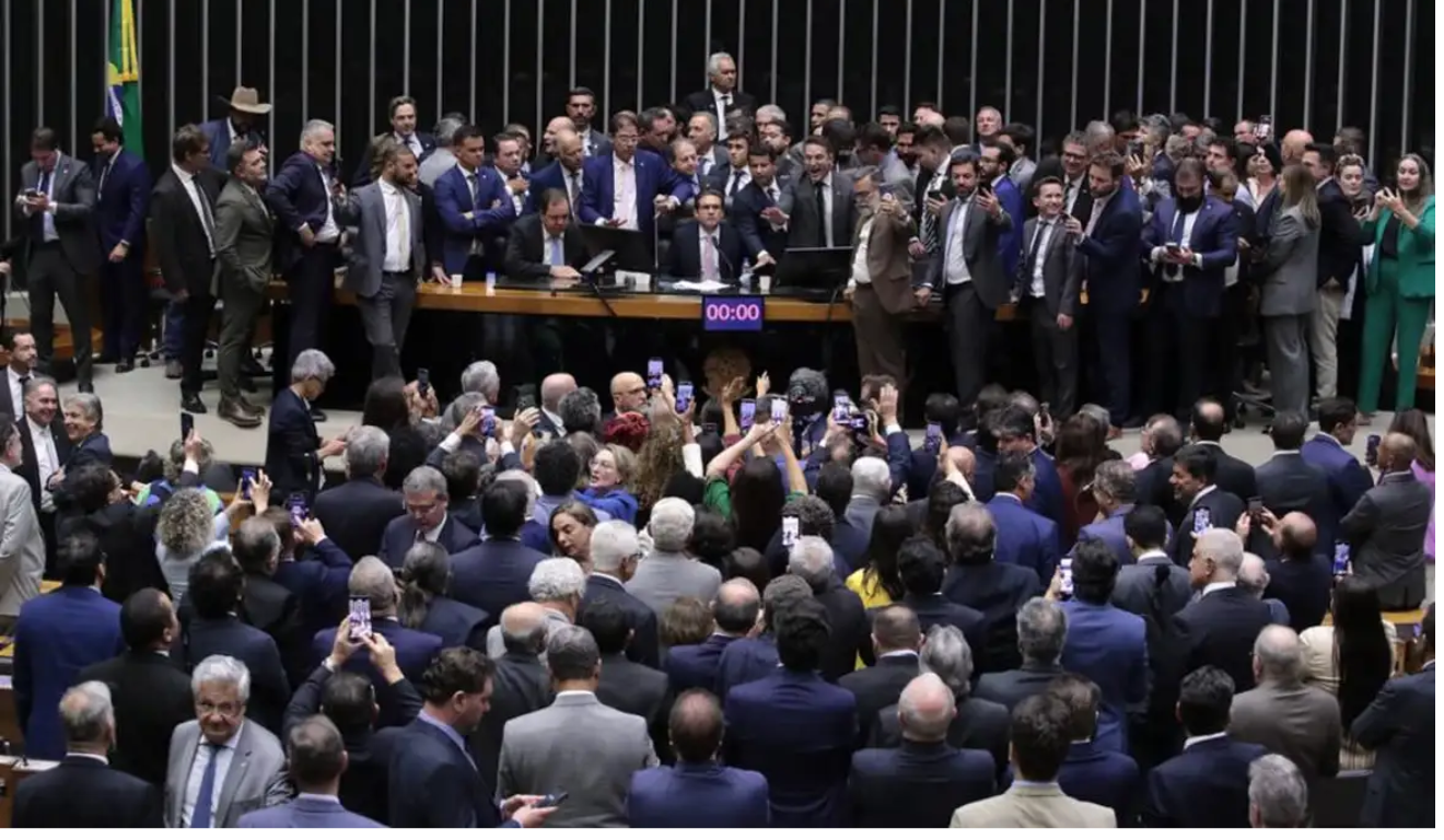 Alguns deputados, incluindo do PL, podem ser suspensos por manifestação realizada em agosto. Na imagem, vemos os parlamentares ocupando o plenário da Casa.