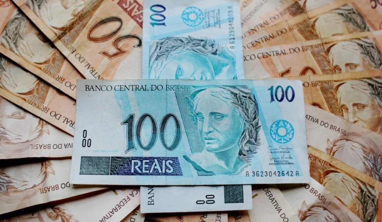 Saiba as chances de ganhar no Dia de Sorte. Na imagem, vemos diversas notas de R$ 100 e R$ 50.