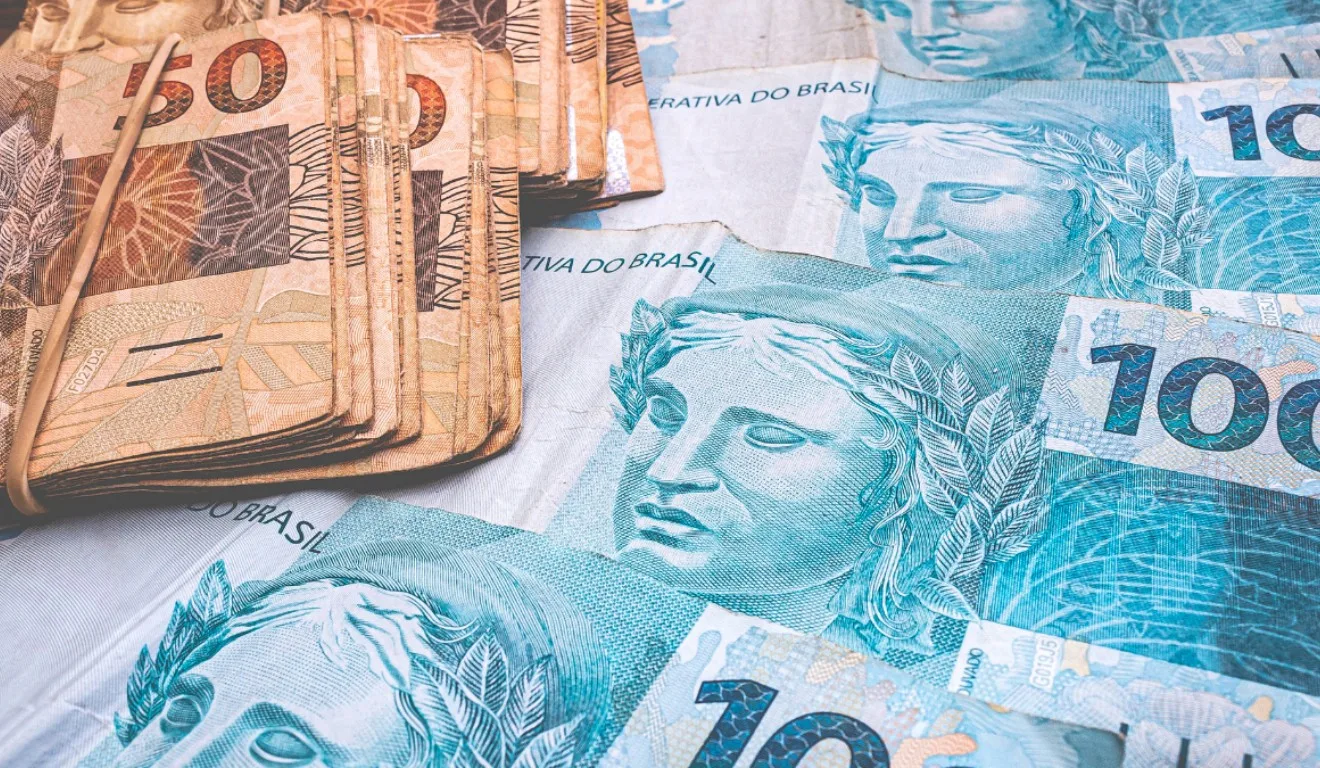 Saiba quais são os prêmios da Lotomania. Na imagem, vemos notas de R$ 50 e R$ 100.