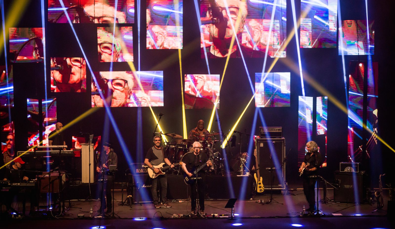 A banda Dire Straits Legacy anuncia show em Ponta Grossa em outubro. Na imagem, vemos a banda tocando durante um show.