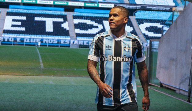 Douglas Costa com a camisa do Tricolor Gaúcho em 2021. (Foto: éssica Maldonado / Grêmio FBPA)