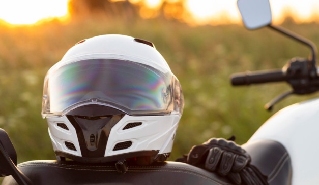 Capacete e outros equipamentos podem salvar vidas no trânsito (Foto: Ilustração/ Freepik) 