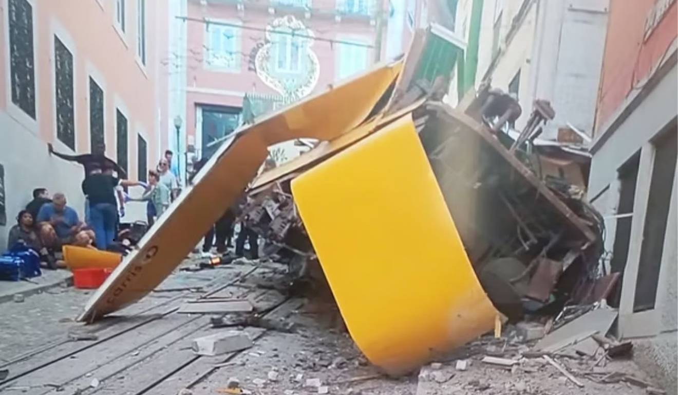 Elevador da Glória descarrilado