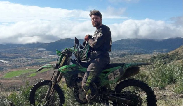 Empresário Lucas Macedo na moto