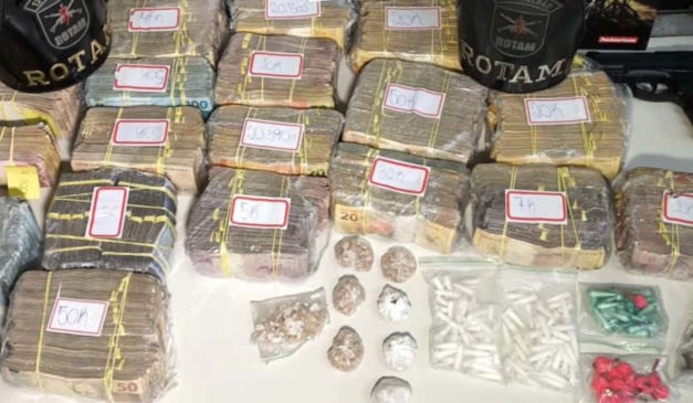 dinheiro apreendido em esconderijo de traficantes em Curitiba