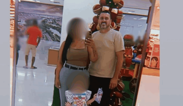 Imagem de Rafael ao lado da esposa.