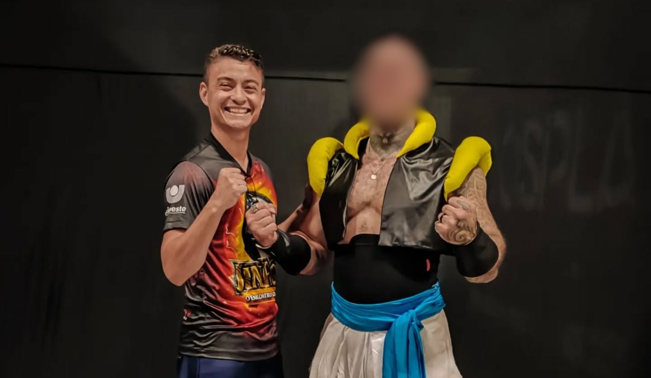 Organizador ao lado de participante de evento de k-pop em Cascavel