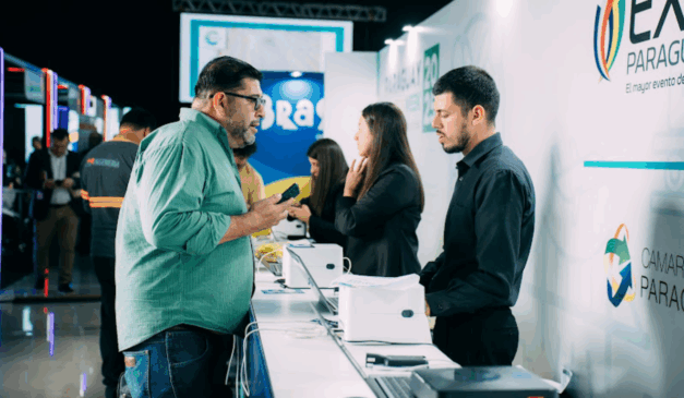 Imagem de participantes no evento.