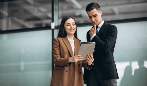 Homem e mulher fazendo negócios corporativos.