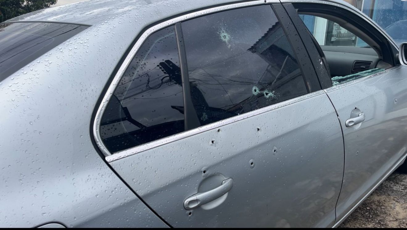 Carro que foi metralhado