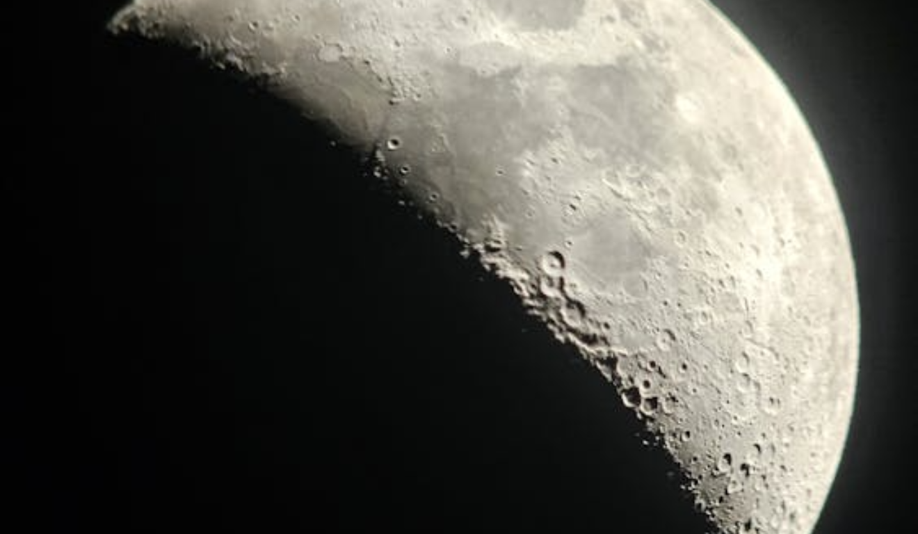 Imagem ilustrativa da lua crescente.