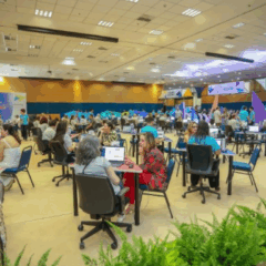 Imagem de pessoas no local do evento.