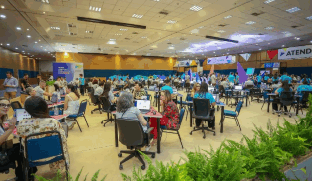 Imagem de pessoas no local do evento.