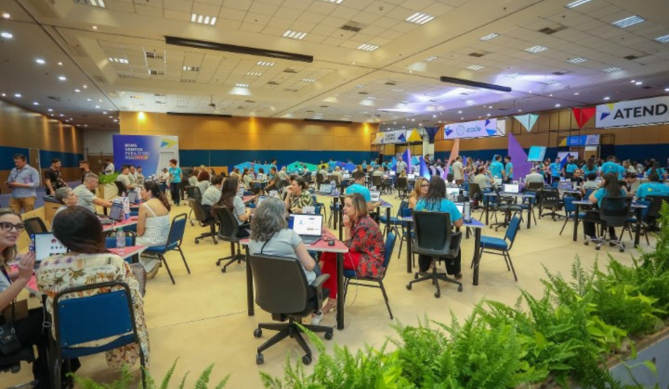 Imagem de pessoas no local do evento. 