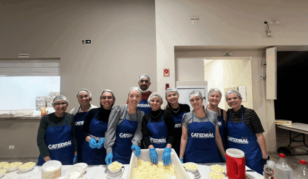 Imagem de pessoas fazendo as pizzas.