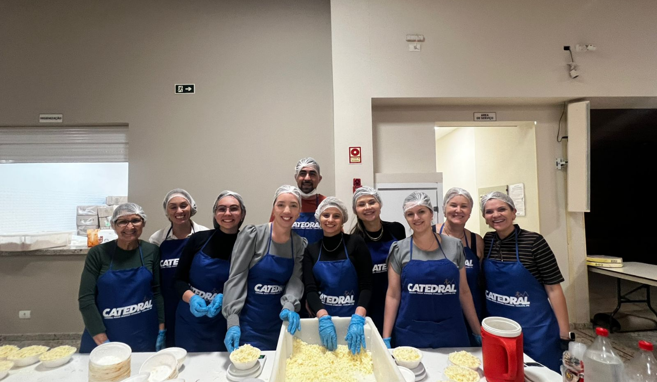 Imagem de pessoas fazendo as pizzas.