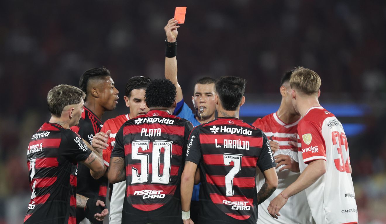Momento em que Plata foi expulso no jogo entre Flamengo e Estudiantes, pela Libertadores.