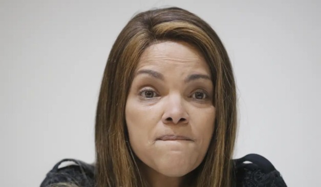 Flordelis mordendo lábio