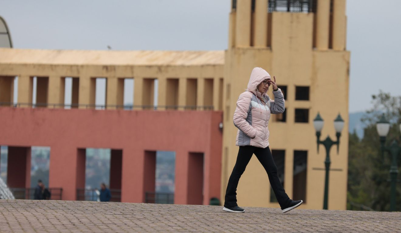 pessoa andando no frio para ilustrar chegada da frente fria