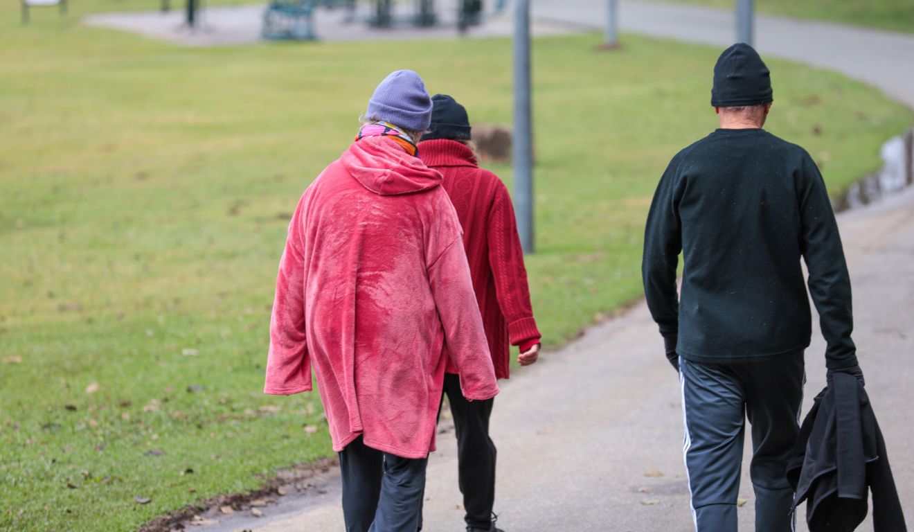 pessoas andando com agasalhos para ilustrar frio no paraná