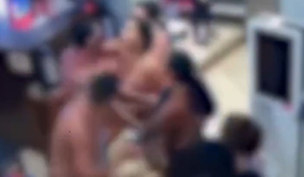 funcionária sendo agredida pelo homem que tentou entrar no banheiro feminino