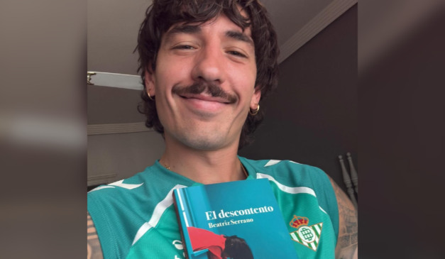 Jogador com um dos livros que recomendou. (Foto: Reprodução/ Instagram)