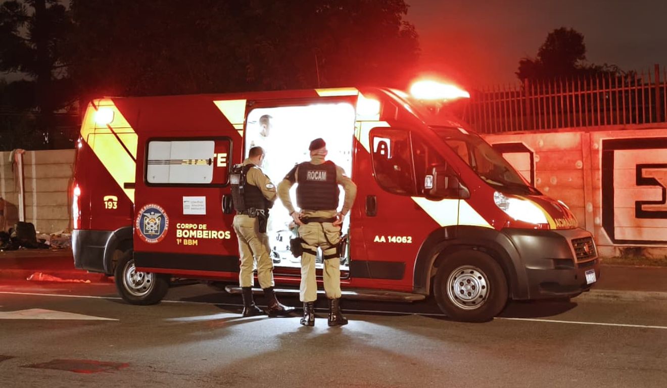 local onde o homem agrediu a mulher com uma barra de ferro