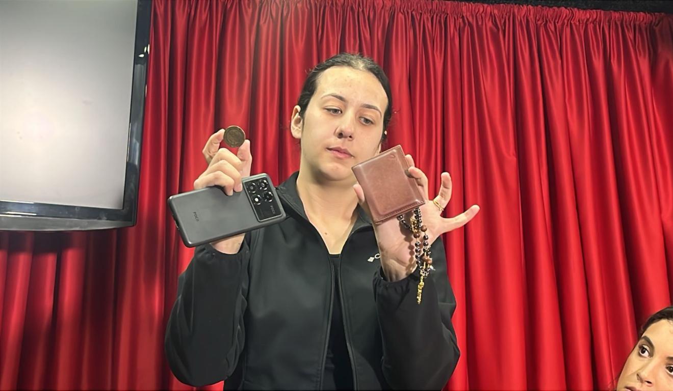 Mulher com os pertences do pai baleado em bar de Curitiba