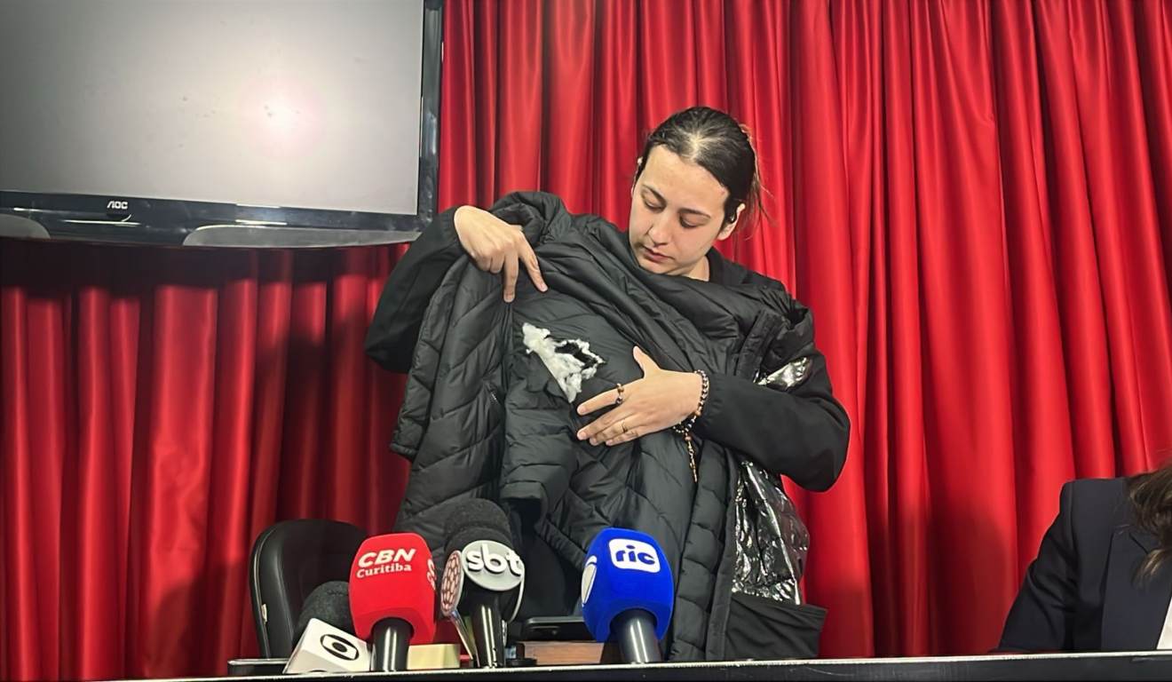 Filha do homem baleado por um policial com a jaqueta do pai nas mãos