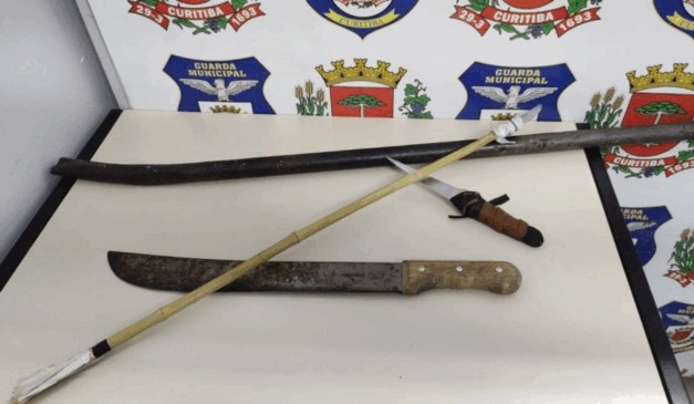 Um homem em Curitiba ataca trabalhadores coim facão, punhal e flecha por se incomodar com barulho. Na imagem, vemos as armas do crime após terem sido apreendidas pela Guarda Municipal.