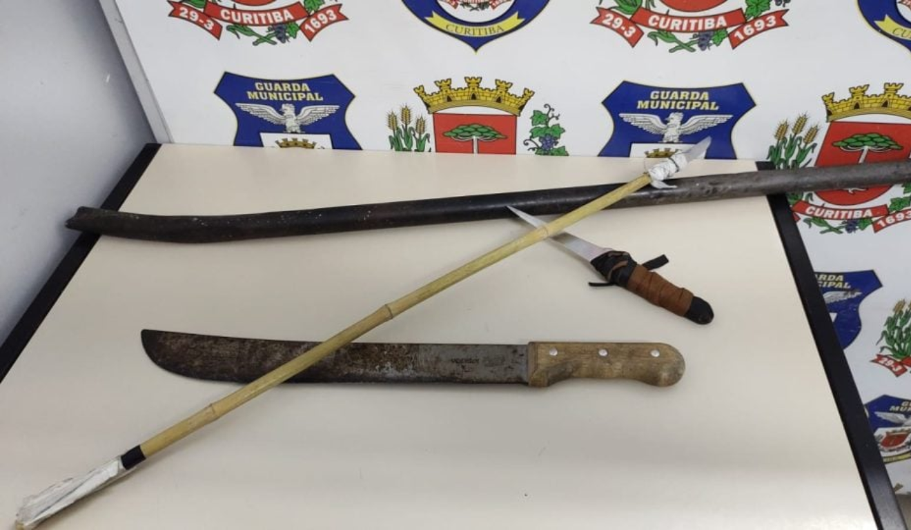 Um homem em Curitiba ataca trabalhadores coim facão, punhal e flecha por se incomodar com barulho. Na imagem, vemos as armas do crime após terem sido apreendidas pela Guarda Municipal.